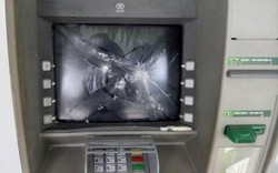 Hà Tĩnh: Người đàn ông ngáo đá đập nát cây ATM
