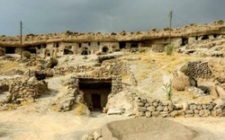 Đột nhập ngôi làng 10.000 năm tuổi "ẩn náu" trong hang động