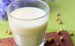 Tự làm sữa đậu nành với máy xay sinh tố
