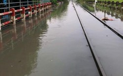 TP.HCM: Đường sắt ngập nước nghiêm trọng sau cơn mưa chiều