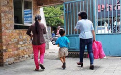 Tâm sự thắt lòng người mẹ bỏ rơi 2 con nhỏ ở Sài Gòn