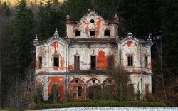 Câu chuyện đau lòng đằng sau biệt thự xinh đẹp bị bỏ hoang ở Ý