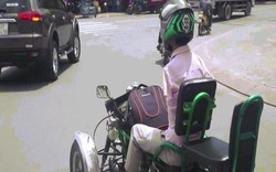 Sốc với hình ảnh người đàn ông không tay chạy xe máy tự chế trên phố SG