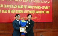 Bộ trưởng NNPTNT được trao kỷ niệm chương "Vì sự nghiệp báo chí"