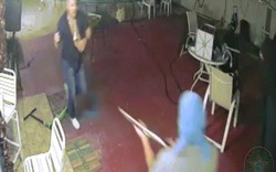 Mỹ: Cướp cầm súng vào nhà, chủ vác mã tấu đuổi "mất dép"