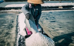 Muối Bà Rịa có gì đặc biệt khiến người làm mắm Phú Quốc mê đắm đuối?