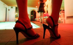 Hồng Kông: Hàng loạt phụ nữ nhận làm “bạn gái" để bán dâm