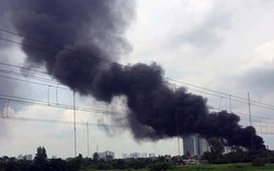 Sau tiếng nổ lớn, khói lửa bao trùm xưởng nhựa ở HN
