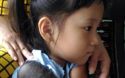 MS1726: Bé gái 5 tuổi mọc lông đầy mình ở Cà Mau: "Con ngứa và đau lắm"