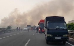Ảnh: Hiện trường đầy khói lửa khiến ô tô đâm liên hoàn trên cao tốc