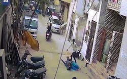 Chó pit bull điên cuồng tấn công trẻ em giữa phố Ấn Độ