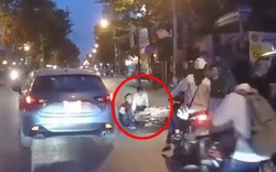 Clip: Tài xế ô tô mở cửa bất cẩn khiến 2 người đi xe máy ngã văng