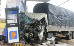 Va chạm xe khách, ô tô tải húc cây xăng: Ít nhất 7 người bị thương