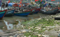 Nghệ An: "Bắt" dân giữ rác 10 ngày trong nhà, rác "ngập tràn" sông