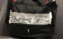 Dòng chữ trên hành lý khiến cả sân bay tá hỏa