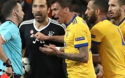 Thủ thành Buffon nói gì về thẻ đỏ và quả penalty oan nghiệt?