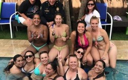 Mỹ: Gặp rắc rối vì chụp ảnh với 12 nữ cảnh sát mặc bikini