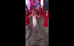 Xôn xao clip cô dâu nhảy sexy cùng hội bạn trong đám cưới