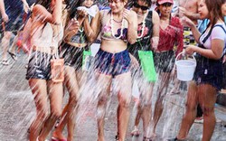 Bị cấm hở hang, gái Thái Lan mặc gì đi đi té nước?