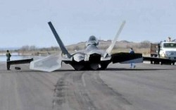 F-22 Mỹ mài bụng trên đường băng vì sự cố lúc cất cánh