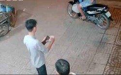 Clip: Hai thanh niên 'diễn sâu' cướp một thùng bia, còn lấy thêm đá