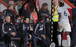 Bị thay ra sân, Pogba giận dỗi không thèm bắt tay Mourinho