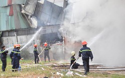 Phá tường dập lửa cứu xưởng may ở vùng ven Sài Gòn
