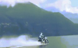Kinh ngạc cảnh lái xe máy chạy phăng phăng trên mặt nước