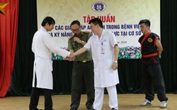 Bệnh viện Phú Thọ mời công an, võ sư về dạy chiêu giúp bác sĩ tự vệ
