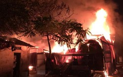 Hà Nội: Xưởng gỗ bốc cháy dữ dội trên phố