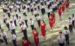 Clip:Cô giáo diện váy đỏ làm nóng sân trường bằng điệu nhảy cùng HS