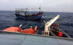Thanh Hóa: Cứu hộ 13 ngư dân bị trôi dạt trên biển