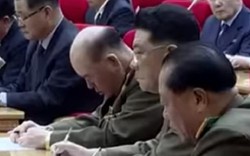 Tổng tham mưu trưởng Triều Tiên ngủ gật trước mặt Kim Jong-un?