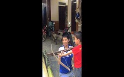 Cảnh nhổ răng bằng nỏ ở Việt Nam lên báo nước ngoài