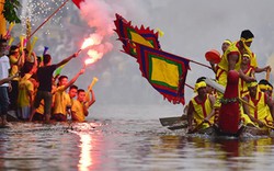 Ảnh: Đốt pháo sáng, nhảy xuống sông cổ vũ hội đua thuyền ở Hà Nội