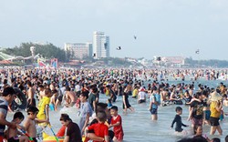 Bãi biển Vũng Tàu đông nghịt người trốn nóng dịp 30.4