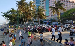 Hàng nghìn người đổ về bãi biển Nha Trang trong lễ 30.4