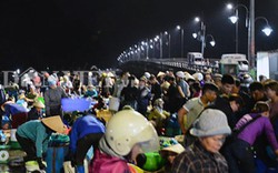 Ngày 1.5, chợ hải sản Hạ Long hối hả từ mờ sáng