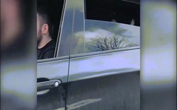 Video: Mở cửa sổ xe hơi, lộ ra con hổ khổng lồ ở ghế sau