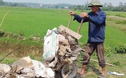 "Lão gàn" 70 tuổi ngày tình nguyện đi gom rác, đêm miệt mài lái máy cày