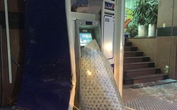 Mất lái, xế hộp tông hỏng trụ ATM