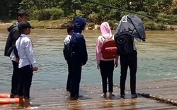 Thót tim cảnh học sinh miền núi dùng bè vượt sông để đến trường