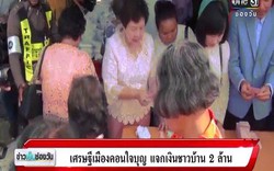 Nhà giàu Thái Lan bày tiền mặt trên bàn để phát cho 7.000 dân