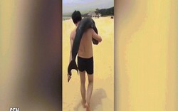 Video: Du khách TQ ra biển vác cá heo lên vai, biến mất bí ẩn