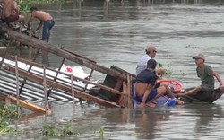 Sà lan tông nhà dân rồi bỏ chạy khiến nhiều trẻ em rớt xuống sông