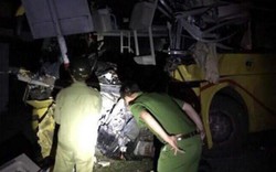 Tai nạn kinh hoàng giữa xe khách và container, 14 người thương vong