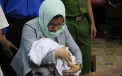 Bị cáo ôm con mới sinh đến phiên xử vụ Hứa Thị Phấn