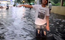 Clip: Người TP.HCM bì bõm lội "biển nước" sau cơn mưa