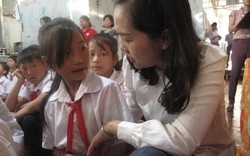 Tháng 5 lịch sử, tặng áo trắng đến trường cho học sinh Điện Biên