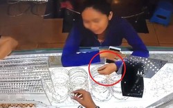 Clip: "Nữ quái" cuỗm 2 món trang sức nhanh như chớp ở cửa hàng